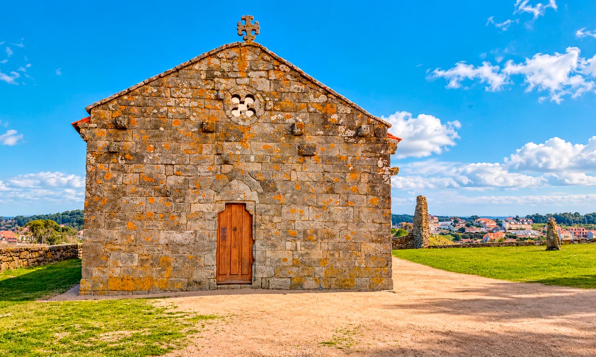 Vista de la fachada de la ermita de A Lanzada