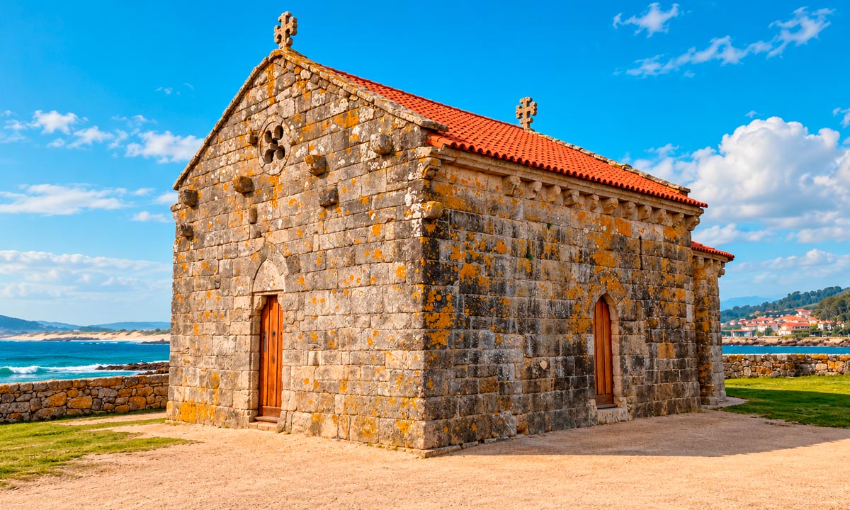 Vista lateral de la ermita de A Lanzada
